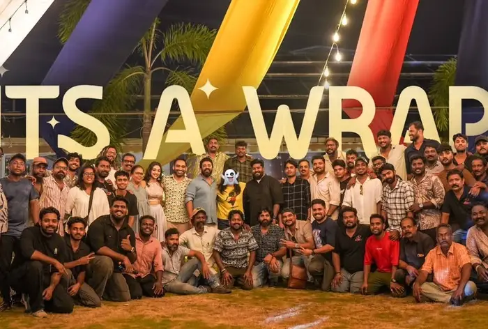 ആ നായികയാര് ? കൗതുകമുണർത്തി 'സർവം മായ' പാക്ക് അപ്പ് ചിത്രം