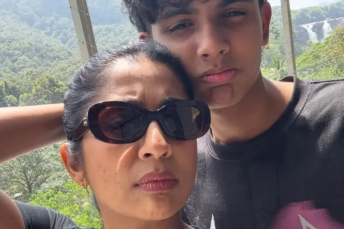 RIP my കണ്ണാടി, കണ്ണാടി നഷ്ടപ്പെട്ടതില് സ്വയം ട്രോളി നടി നവ്യാ നായര്. രസകരമായ പോസ്റ്റ്.