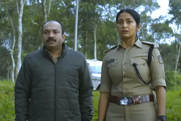 ത്രില്ലടിപ്പിക്കാൻ നവ്യയും സൗബിനും : 'പാതിരാത്രി' ട്രെയിലർ പുറത്തുവന്നു